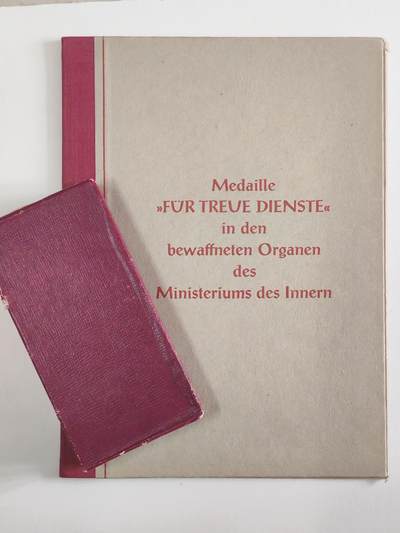 韵星假日军品类拍卖第56期  -- Rimey Holidays Militaria Auction 56 民主德国铜级内务部武装力量忠诚服务奖章带证带原盒略 极早期无国徽版本