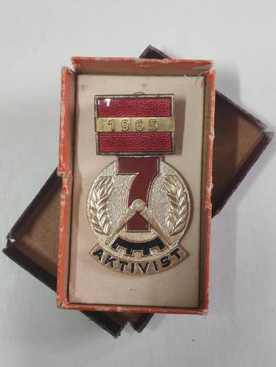 韵星假日军品类拍卖第56期  -- Rimey Holidays Militaria Auction 56 民主德国七年计划劳动模范奖章带原盒