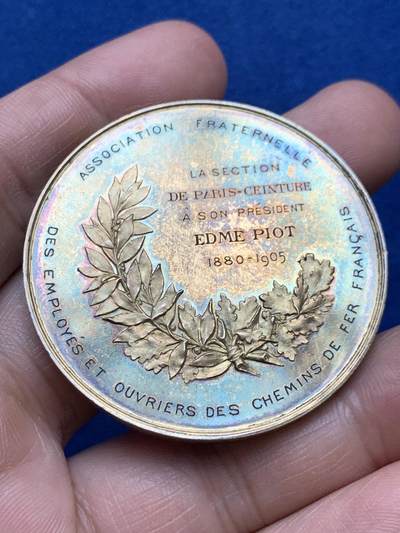 《竞宝斋》第484场 周日，周一，周二 3场连拍 （全场包邮）20级店铺 欢迎送拍 名家名作 法国铁路雇员与工人兄弟会纪念镀金大银章 44克 46.4mm 菱形银标 带盒