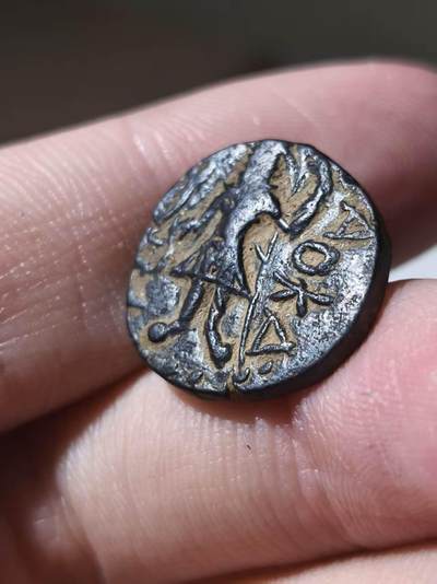 星盘世界钱币 5.2年度精品币大拍 一周年抽奖活动 印度 · 贵霜帝国  迦腻色伽一世，约公元127/8–152年  德拉克马铜币  正面  铭文巴克特里亚文：ÞAO ΚANηρKI  意为：“国王迦腻色伽”