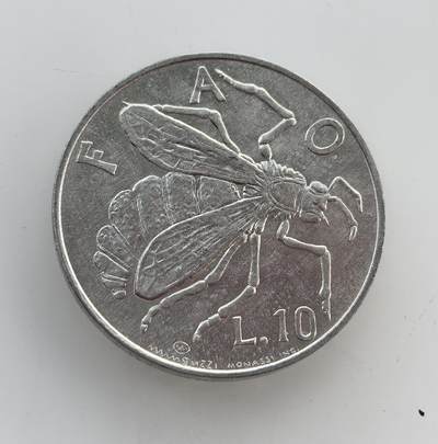 外国优质老铜币纪念币银币专场，周六晚上九点倒数截拍，满百包邮，节前出差在外，5月3日统一发货,可寄存半年，喜欢朋友微信扫描二维码可直接参拍 圣马力诺1974年蜜蜂10 里拉 FAO 纪念铝币，以蜜蜂象征当地养蜂业，正面为蒂塔诺山三塔，属粮农组织主题系列。