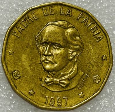 文馨钱币收藏第 302 场，国外回流老铜币，中东阿拉伯地区，拉美等国货币，30 号 1 号二连拍，长期接代拍业务，预计 4 月 4-5 号发货 多米尼加 1997 年1比索 国父杜阿尔特 十一边形 黄铜币 