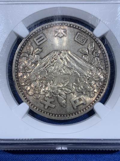 《竞宝斋》第484场 周日，周一，周二 3场连拍 （全场包邮）20级店铺 欢迎送拍 NGC MS65 日本 1964年 东京夏季奥运会 1000日元 银币，20克，925银，淡彩包浆闪烁十字光。