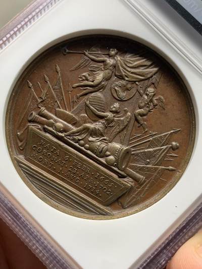 《竞宝斋》第484场 周日，周一，周二 3场连拍 （全场包邮）20级店铺 欢迎送拍 NGC MS63BN 英国1731年安妮女王逝世纪念大铜章，巧克力底板，高浮雕，雕刻细腻生动。稀少的英系早期大铜章，安妮女王头像的任何早期原铸都少见，63分首拍品种。加厚盒装