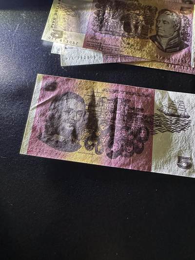 《外钞收藏家》第六百三十一期（五一假期场）（长期征集拍品、欢迎藏友们联系合作） 澳大利亚纸币版5元 不同签名5张一起 全新 有2两张UNC-