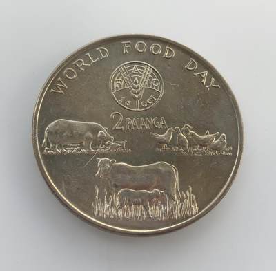 外国优质老铜币纪念币银币专场，周六晚上九点倒数截拍，满百包邮，节前出差在外，5月3日统一发货,可寄存半年，喜欢朋友微信扫描二维码可直接参拍 汤加1981年2潘加 FAO 世界粮食日大型纪念币，正面为国王图普四世，背面以畜禽图案呼应粮农组织号召，彰显对粮食安全的重视。