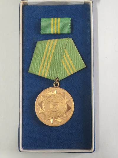 韵星假日军品类拍卖第56期  -- Rimey Holidays Militaria Auction 56 民主德国金级内务部武装力量忠诚服务奖章带原盒略