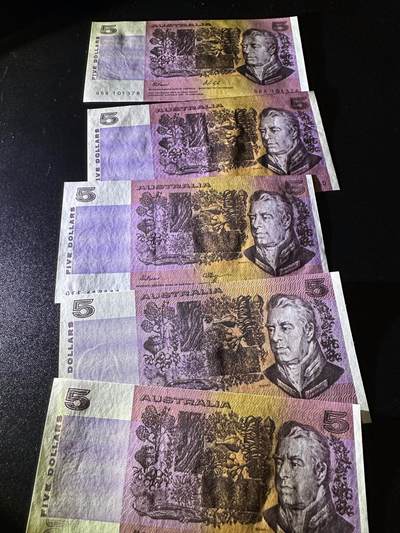 《外钞收藏家》第六百三十一期（五一假期场）（长期征集拍品、欢迎藏友们联系合作） 澳大利亚纸币版5元 不同签名5张一起 全新 有2两张UNC-