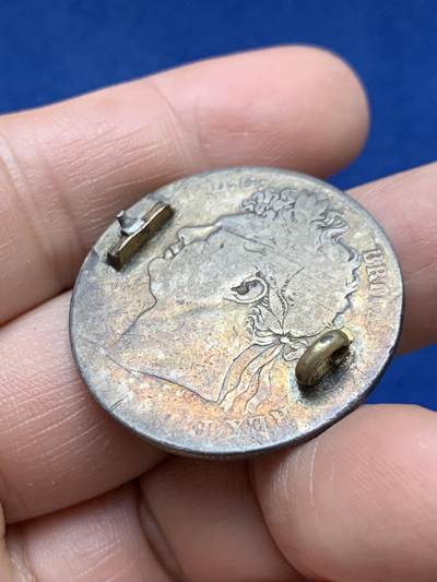 《竞宝斋》第484场 周日，周一，周二 3场连拍 （全场包邮）20级店铺 欢迎送拍 英国1820年乔治四世三花半克朗珐琅彩胸针，12.5克。珐琅彩莹蓝精美，细节很好，别针已去除。