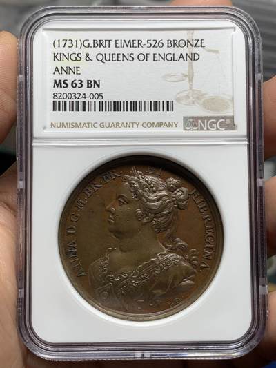 《竞宝斋》第484场 周日，周一，周二 3场连拍 （全场包邮）20级店铺 欢迎送拍 NGC MS63BN 英国1731年安妮女王逝世纪念大铜章，巧克力底板，高浮雕，雕刻细腻生动。稀少的英系早期大铜章，安妮女王头像的任何早期原铸都少见，63分首拍品种。加厚盒装