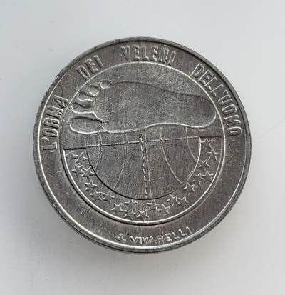 外国优质老铜币纪念币银币专场，周六晚上九点倒数截拍，满百包邮，节前出差在外，5月3日统一发货,可寄存半年，喜欢朋友微信扫描二维码可直接参拍 圣马力诺1977年环保主题10里拉币，属环保主题系列，背面以人类脚印警示污染危害，正面为圣马力诺标志性三塔。