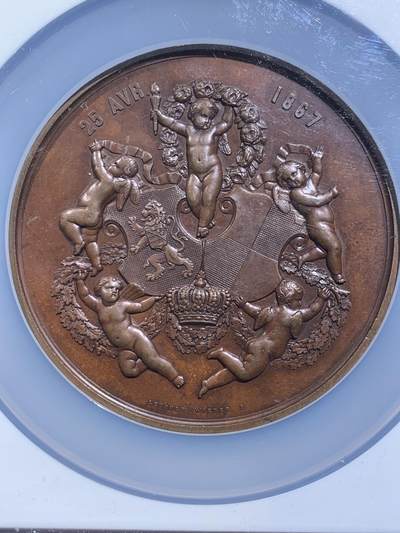 《竞宝斋》第484场 周日，周一，周二 3场连拍 （全场包邮）20级店铺 欢迎送拍 NGC MS62 1867年原铸比利时王子菲利普王室主题婚礼纪念超大铜章，顶级章牌师 Wienner制造雕刻，该章是由比利时王室委托Wiener工坊铸造，仅用于馈赠王室成员，外交使节及贵族，是重要王室纪念章牌。双面高浮雕，正面菲利普与玛丽，背面五位丘比特天使，分别象征爱情、祝福、丰收等寓意，顶部天使手持花环加冕文章。直径75mm 加大盒+超厚盒，重181g