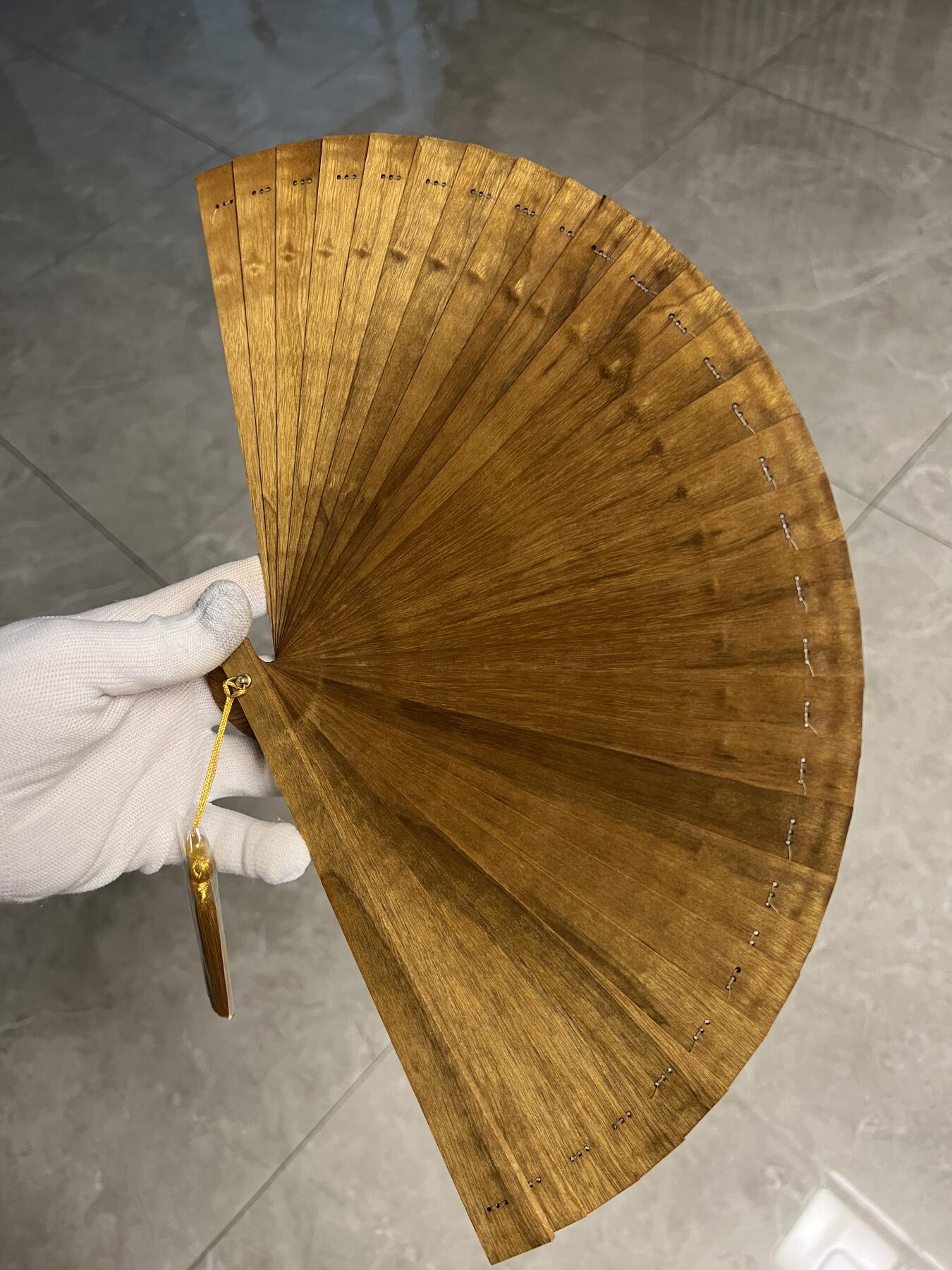 零元拍：金丝楠木苏扇，金光闪闪流光溢彩，药香扑鼻。一把小扇，伴着清香，陪您渡过清凉夏日。尺寸：21/2/4翼展：37.5CM。