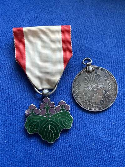 《竞宝斋》第484场 周日，周一，周二 3场连拍 （全场包邮）20级店铺 欢迎送拍 - 两枚一组 日本勋七等青色桐叶章和日本赤十字章 桐叶章绶带破损 均为纯银 总重约30.5g