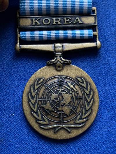 《竞宝斋》第484场 周日，周一，周二 3场连拍 （全场包邮）20级店铺 欢迎送拍 朝鲜战争英军奖章联排，得主为皇家炮兵，带边铭22757034 Gunner H.S. McDines和朝鲜勋条。皇家炮兵的参战人数是最少的部队，发给炮兵的勋章最为稀少。总重84.2克，细节见图。