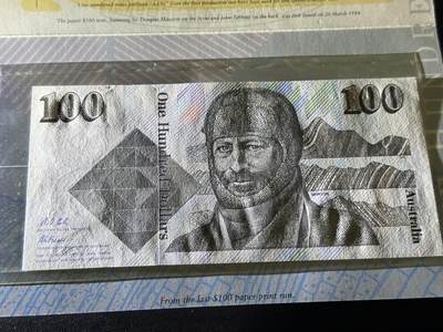 《外钞收藏家》第六百三十一期（五一假期场）（长期征集拍品、欢迎藏友们联系合作） 1996年澳大利亚塑料钞100元 AA冠 +毛线帽100元 2张一起 全新原装册子