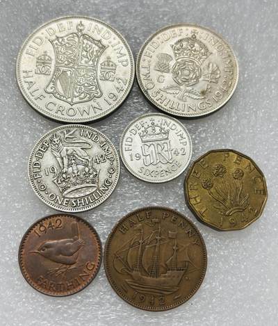 文馨钱币收藏第 302 场，国外回流老铜币，中东阿拉伯地区，拉美等国货币，30 号 1 号二连拍，长期接代拍业务，预计 4 月 4-5 号发货 英国 1942 年乔治六世 1 法新---半克朗大银币一组 7 枚，包含 4 枚银币，共 33.87 克银，均 500 银，其中 6 便士 2 先令，半克朗目测 UNC 品，总体都是极美品，喜欢的出价