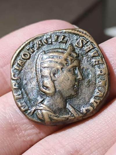 星盘世界钱币 5.2年度精品币大拍 一周年抽奖活动 传世极品赛斯特提大铜！罗马帝国 公元244-249年打制于罗马 奥塔西莉娅·塞维拉塞斯特斯大铜币。她是阿拉伯人菲利普的皇后。此类三世纪危机赛斯特提相当少见