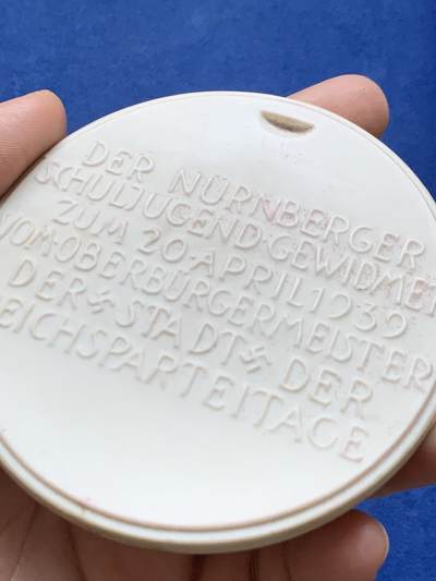 《竞宝斋》第484场 周日，周一，周二 3场连拍 （全场包邮）20级店铺 欢迎送拍 1939年德国艺术落榜生50大寿纪念巨型陶瓷章，金边勾勒超高浮雕及其厚重。带原盒。103.3克，88毫米