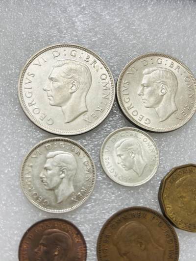 文馨钱币收藏第 302 场，国外回流老铜币，中东阿拉伯地区，拉美等国货币，30 号 1 号二连拍，长期接代拍业务，预计 4 月 4-5 号发货 英国 1942 年乔治六世 1 法新---半克朗大银币一组 7 枚，包含 4 枚银币，共 33.87 克银，均 500 银，其中 6 便士 2 先令，半克朗目测 UNC 品，总体都是极美品，喜欢的出价