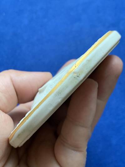 《竞宝斋》第484场 周日，周一，周二 3场连拍 （全场包邮）20级店铺 欢迎送拍 1939年德国艺术落榜生50大寿纪念巨型陶瓷章，金边勾勒超高浮雕及其厚重。带原盒。103.3克，88毫米