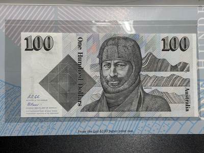 《外钞收藏家》第六百三十一期（五一假期场）（长期征集拍品、欢迎藏友们联系合作） 1996年澳大利亚塑料钞100元 AA冠 +毛线帽100元 2张一起 全新原装册子