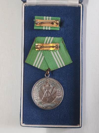 韵星假日军品类拍卖第56期  -- Rimey Holidays Militaria Auction 56 民主德国银级内务部武装力量忠诚服务奖章带原盒略 早期皮盒版本