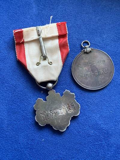 《竞宝斋》第484场 周日，周一，周二 3场连拍 （全场包邮）20级店铺 欢迎送拍 两枚一组 日本勋七等青色桐叶章和日本赤十字章 桐叶章绶带破损 均为银质 总重约30.5g