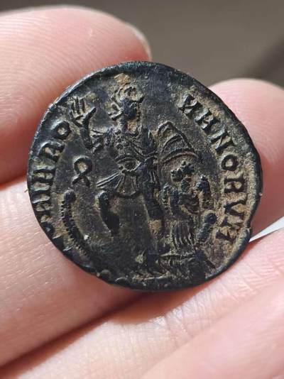 星盘世界钱币 5.2年度精品币大拍 一周年抽奖活动 美品！罗马帝国后期-最后的大一统时期 迪奥多西大帝戎装富力铜币 背面皇帝站立船头 旁边有胜利女神 以及一个奇特厂标 GLORIA ROMANORVM 铭文：光荣的罗马人 尼科米底亚造币