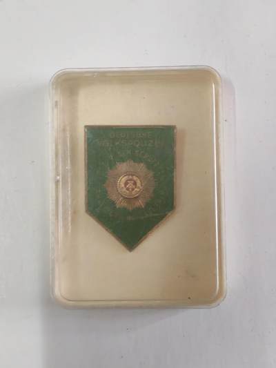 韵星假日军品类拍卖第56期  -- Rimey Holidays Militaria Auction 56 民主德国内务部辅助志愿者证章带原盒