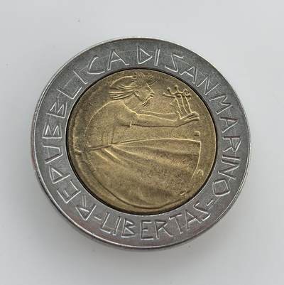 外国优质老铜币纪念币银币专场，周六晚上九点倒数截拍，满百包邮，节前出差在外，5月3日统一发货,可寄存半年，喜欢朋友微信扫描二维码可直接参拍 圣马力诺 1985 年500 里拉双金属币，以维特鲁威人为设计元素，背面为手持三塔的形象，是该国里拉时代的流通货币。