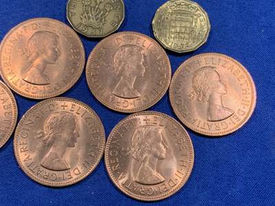 《竞宝斋》第484场 周日，周一，周二 3场连拍 （全场包邮）20级店铺 欢迎送拍 八枚一组 英国铜币 1967年伊丽莎白女王1便士6枚+1937年乔治六世3便士1枚+1966年伊丽莎白女王3便士1枚