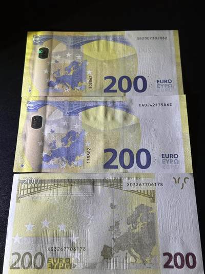 《外钞收藏家》第六百三十一期（五一假期场）（长期征集拍品、欢迎藏友们联系合作） 200欧元 二签、三签、四签 3张一起 全新UNC