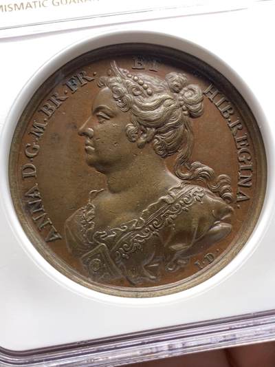 《竞宝斋》第484场 周日，周一，周二 3场连拍 （全场包邮）20级店铺 欢迎送拍 NGC MS63BN 英国1731年安妮女王逝世纪念大铜章，巧克力底板，高浮雕，雕刻细腻生动。稀少的英系早期大铜章，安妮女王头像的任何早期原铸都少见，63分首拍品种。加厚盒装