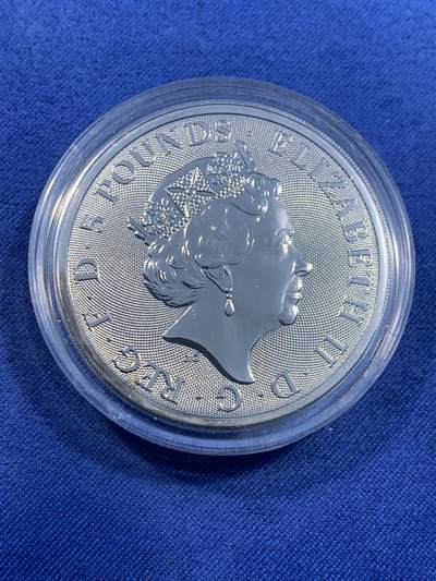 《竞宝斋》第484场 周日，周一，周二 3场连拍 （全场包邮）20级店铺 欢迎送拍 英国2021年女王神兽（黑金帝国版）5镑黑色镀铑和24K镀金普制银币 2盎司 999银 发行量250枚 盒证全