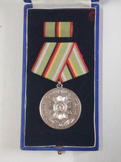 韵星假日军品类拍卖第56期  -- Rimey Holidays Militaria Auction 56 民主德国银级内务部功绩奖章带原盒略 早期皮盒版本 少见