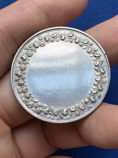 《竞宝斋》第484场 周日，周一，周二 3场连拍 （全场包邮）20级店铺 欢迎送拍 法国婚礼纪念银章，正面刻画由宗教女神见证的新人牵手场景，边缘铭文译“宗教将他们结合”，背面无刻字。直径：36mm，重：22g，神灯边铭。