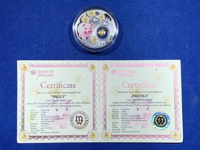 《竞宝斋》第484场 周日，周一，周二 3场连拍 （全场包邮）20级店铺 欢迎送拍 纽埃2014年幸运钱系列-小猪1元彩色镶嵌镀金镂空银猪精制银币 14.14克 999银 发行量3333枚 带证