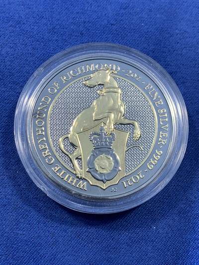 《竞宝斋》第484场 周日，周一，周二 3场连拍 （全场包邮）20级店铺 欢迎送拍 英国2021年女王神兽（黑金帝国版）5镑黑色镀铑和24K镀金普制银币 2盎司 999银 发行量250枚 盒证全