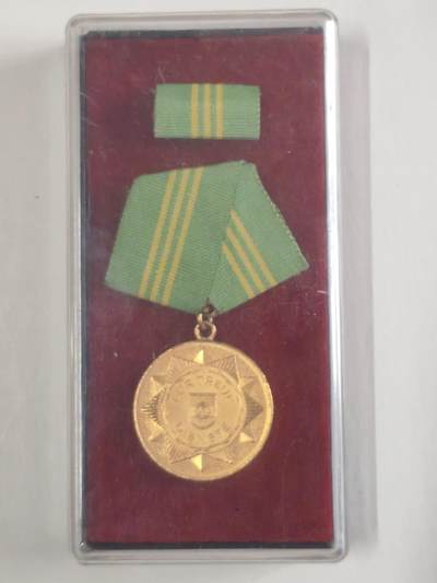 韵星假日军品类拍卖第56期  -- Rimey Holidays Militaria Auction 56 民主德国金级内务部武装力量忠诚服务奖章带原盒略