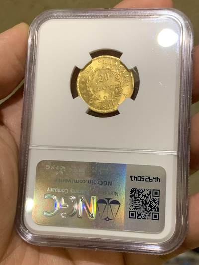 《竞宝斋》第484场 周日，周一，周二 3场连拍 （全场包邮）20级店铺 欢迎送拍 季军分 NGC MS64+ 法国1811年拿破仑一世20法郎金币 流通金币好品难得。正反面图案清晰，压力足，值得收藏。实物金光灿灿，满转光，一级品相，可收藏观赏性也较好。高分拿皇金币一直是外拍的抢手货，国内几乎未见此收藏级品相，64+高分此时拥有即刻毕业。