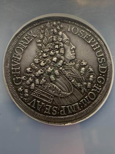 《竞宝斋》第484场 周日，周一，周二 3场连拍 （全场包邮）20级店铺 欢迎送拍 NGC AU58 神圣罗马帝国 1705 约瑟夫一世 2泰勒大银币 56.22克的双重手感 大波浪发型 不用换藏的品种 加大盒装 盒子下沿有磕