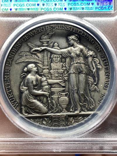 《竞宝斋》第484场 周日，周一，周二 3场连拍 （全场包邮）20级店铺 欢迎送拍 PCGS SP62 德国1881年符腾堡卡尔一世45mm大银章，镜面底板。此章为宫廷雕刻大师卡尔·施文策巅峰代表作，更是19世纪德国人像写实雕刻艺术的高峰。人像中眉骨细节表现尤为震撼，将卡尔一世国王的威严霸气表现得淋漓尽致，值得珍藏。亚军分，更高分仅一枚，评级数仅2枚入盒。加厚盒
