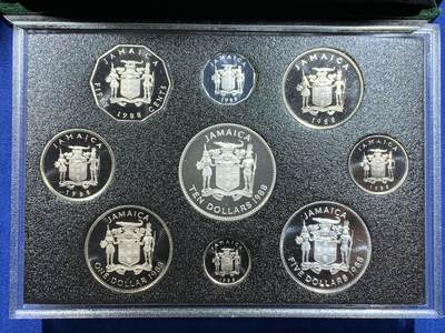 《竞宝斋》第484场 周日，周一，周二 3场连拍 （全场包邮）20级店铺 欢迎送拍 牙买加1988年精制套币 带证书 带10元纪念银币和5元两枚大银币 发行量1000
