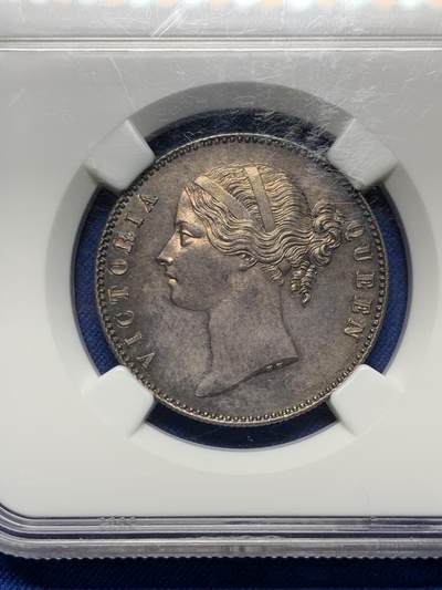 《竞宝斋》第484场 周日，周一，周二 3场连拍 （全场包邮）20级店铺 欢迎送拍 NGC MS62 英属东印度公司1840年发行的维多利亚女王像1卢比银币 。原味包浆，极致深打，发丝极美，眉骨轮廓清晰。来自Frank G. Laiacona，带原始标签，传承有序，值得珍藏。