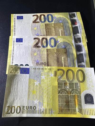 《外钞收藏家》第六百三十一期（五一假期场）（长期征集拍品、欢迎藏友们联系合作） 200欧元 二签、三签、四签 3张一起 全新UNC