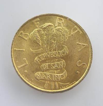 外国优质老铜币纪念币银币专场，周六晚上九点倒数截拍，满百包邮，节前出差在外，5月3日统一发货,可寄存半年，喜欢朋友微信扫描二维码可直接参拍 圣马力诺1995年儿童200 里拉流通纪念币，主题展现儿童劳作场景，背面刻有国名与 “LIBERTAS”（自由）字样，彰显其国家理念。