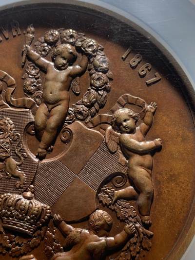 《竞宝斋》第484场 周日，周一，周二 3场连拍 （全场包邮）20级店铺 欢迎送拍 NGC MS62 1867年原铸比利时王子菲利普王室主题婚礼纪念超大铜章，顶级章牌师 Wienner制造雕刻，该章是由比利时王室委托Wiener工坊铸造，仅用于馈赠王室成员，外交使节及贵族，是重要王室纪念章牌。双面高浮雕，正面菲利普与玛丽，背面五位丘比特天使，分别象征爱情、祝福、丰收等寓意，顶部天使手持花环加冕文章。直径75mm 加大盒+超厚盒，重181g