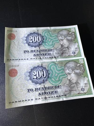 《外钞收藏家》第六百三十一期（五一假期场）（长期征集拍品、欢迎藏友们联系合作） 丹麦浮雕版200克朗 不同签名2张一起 全新UNC 初版 无47靓号