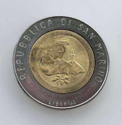 外国优质老铜币纪念币银币专场，周六晚上九点倒数截拍，满百包邮，节前出差在外，5月3日统一发货,可寄存半年，喜欢朋友微信扫描二维码可直接参拍 圣马力诺 1986 年500 里拉双金属币，正面以抽象坐姿人像为主题，背面为国徽，是该国当时的流通货币。